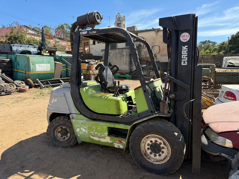  Empilhadeira Clark CMP450L 2006 - para 4,5 ton - Motor Diesel ( substituido ) originalmente sai com motor gasolina mas colocamosdiesel funcionando